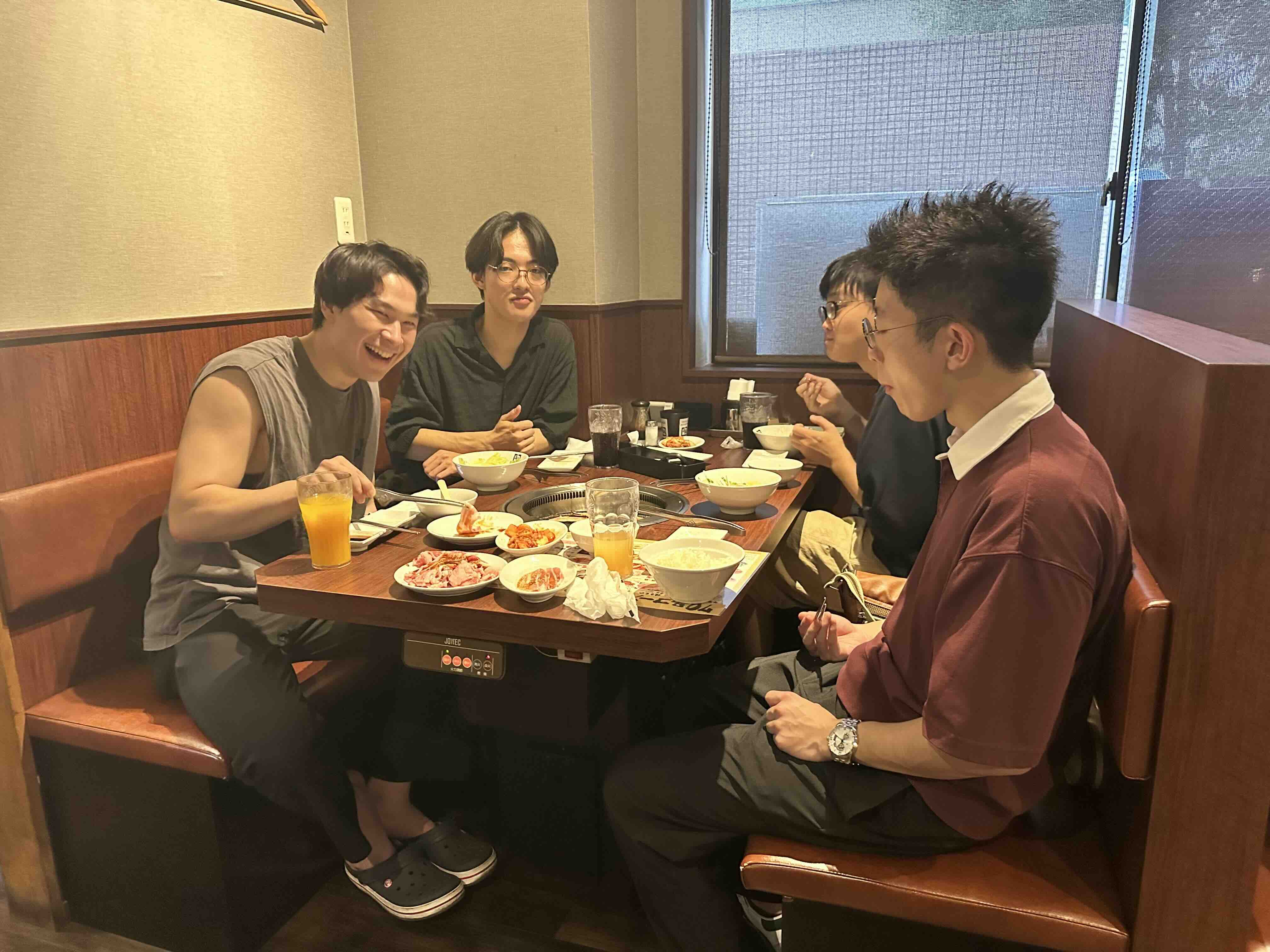 焼肉を囲んで談笑する寮生たち