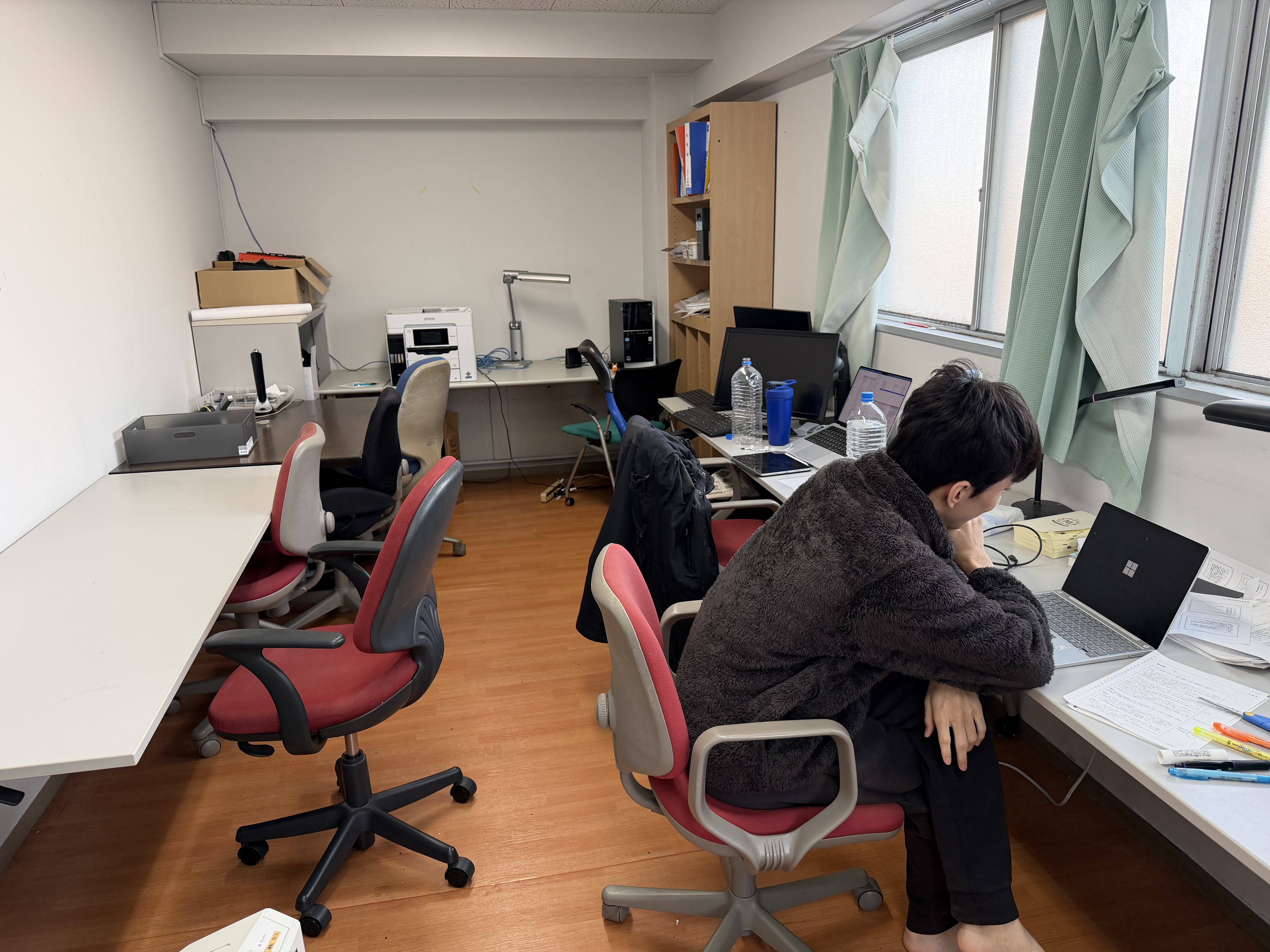 青雲寮の学習室で勉強する一橋大学生