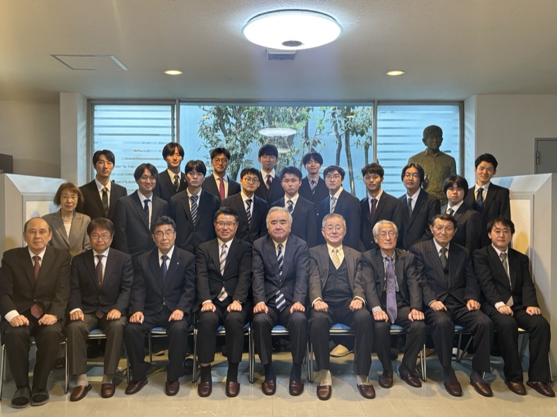 入寮式の会場で交流する新入寮生