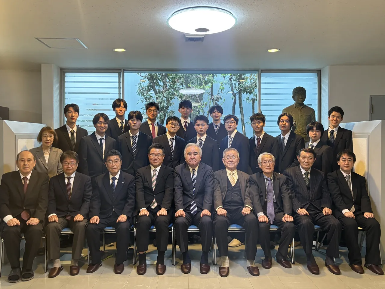 寮生と関係者が集まった記念写真