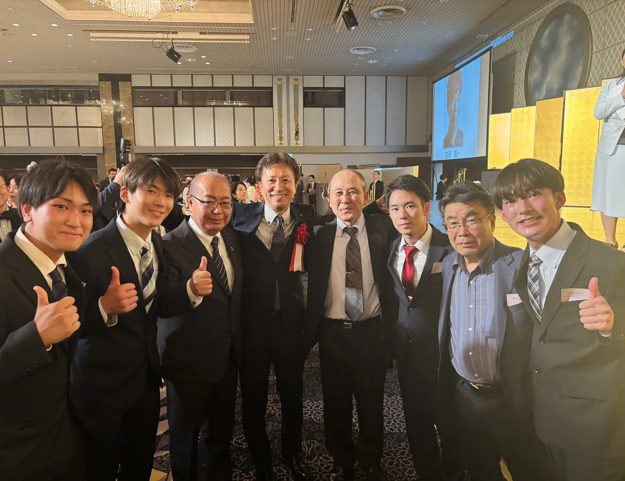 寮生と先輩・関係者との交流の様子