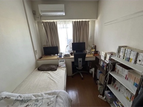 寮室の内部写真（机、ベッド、収納）