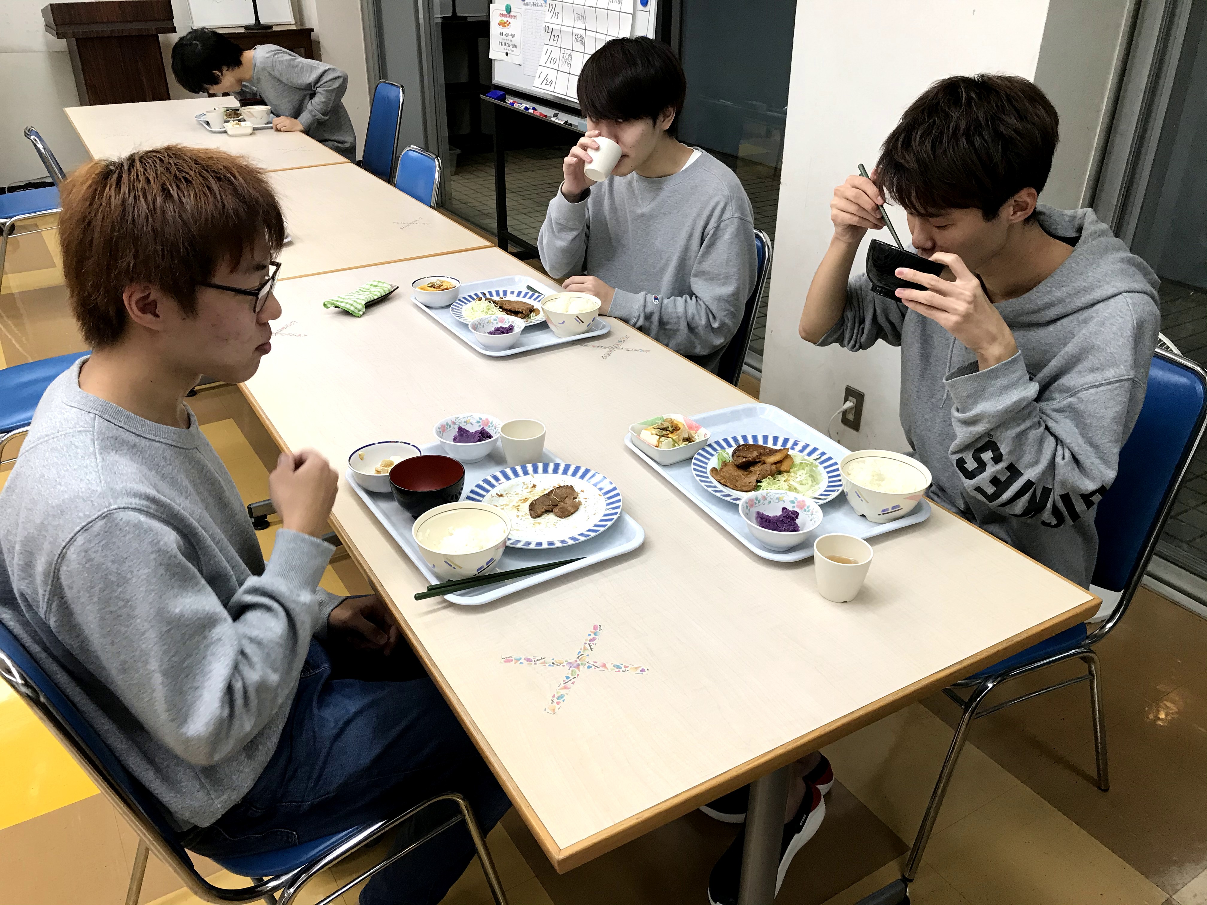 紫芋スイーツを食べる寮生