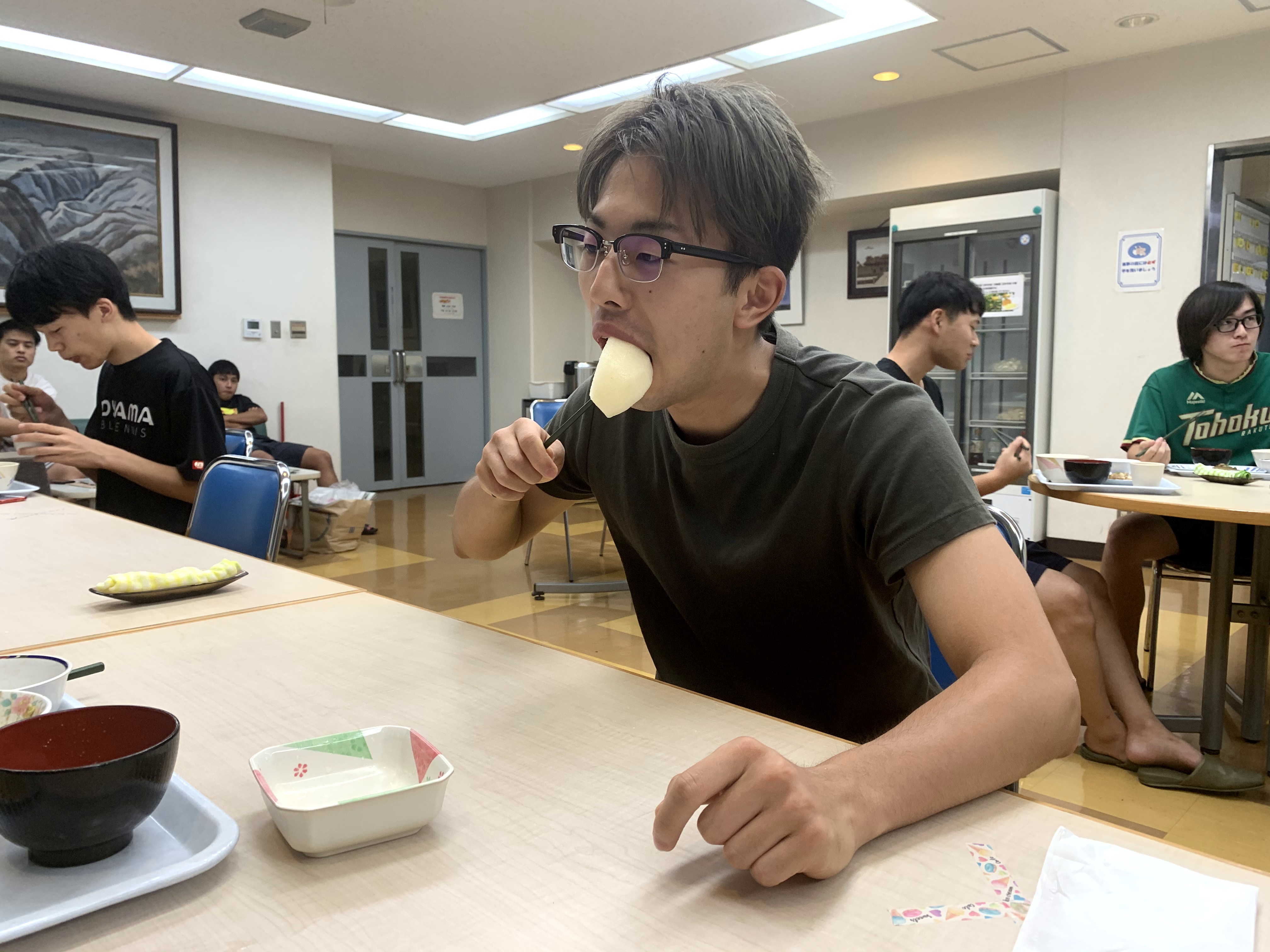 梨を食べる寮生