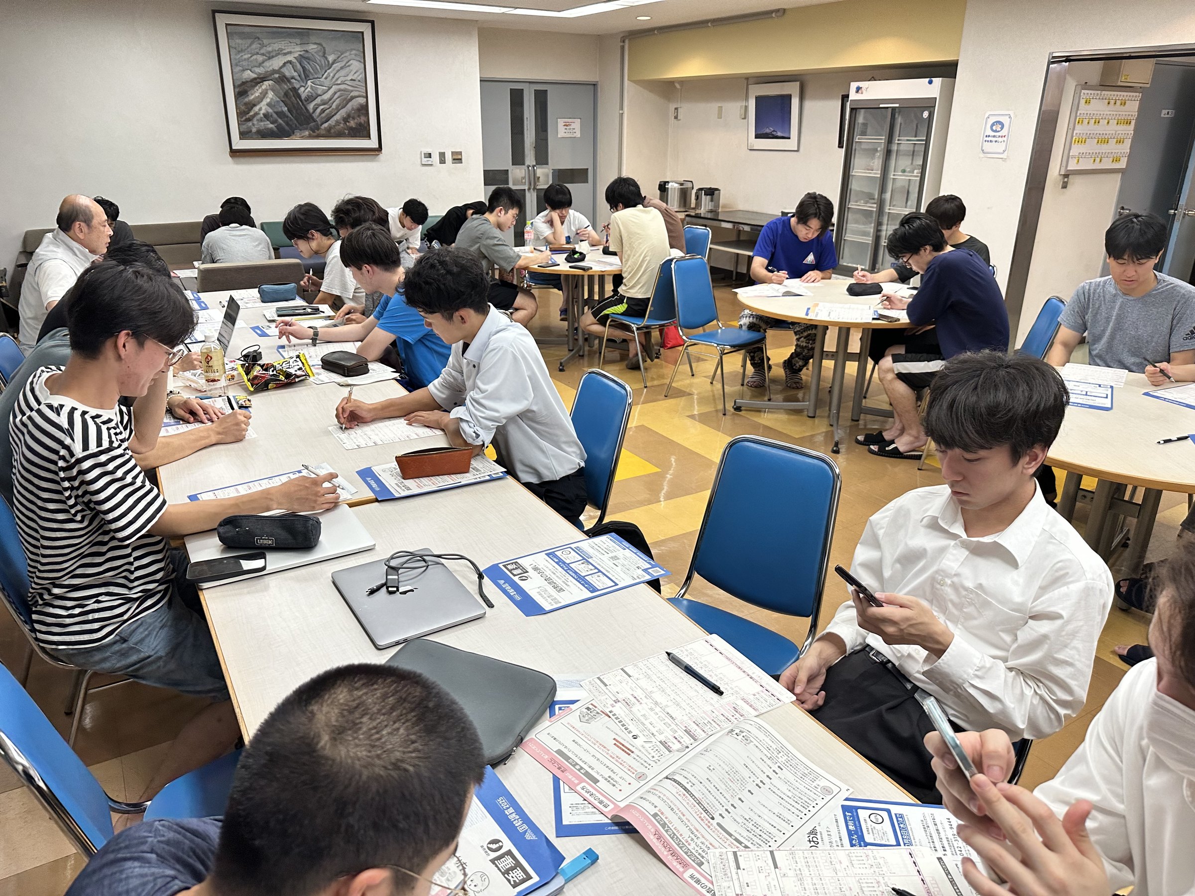 国勢調査に回答している寮生の様子