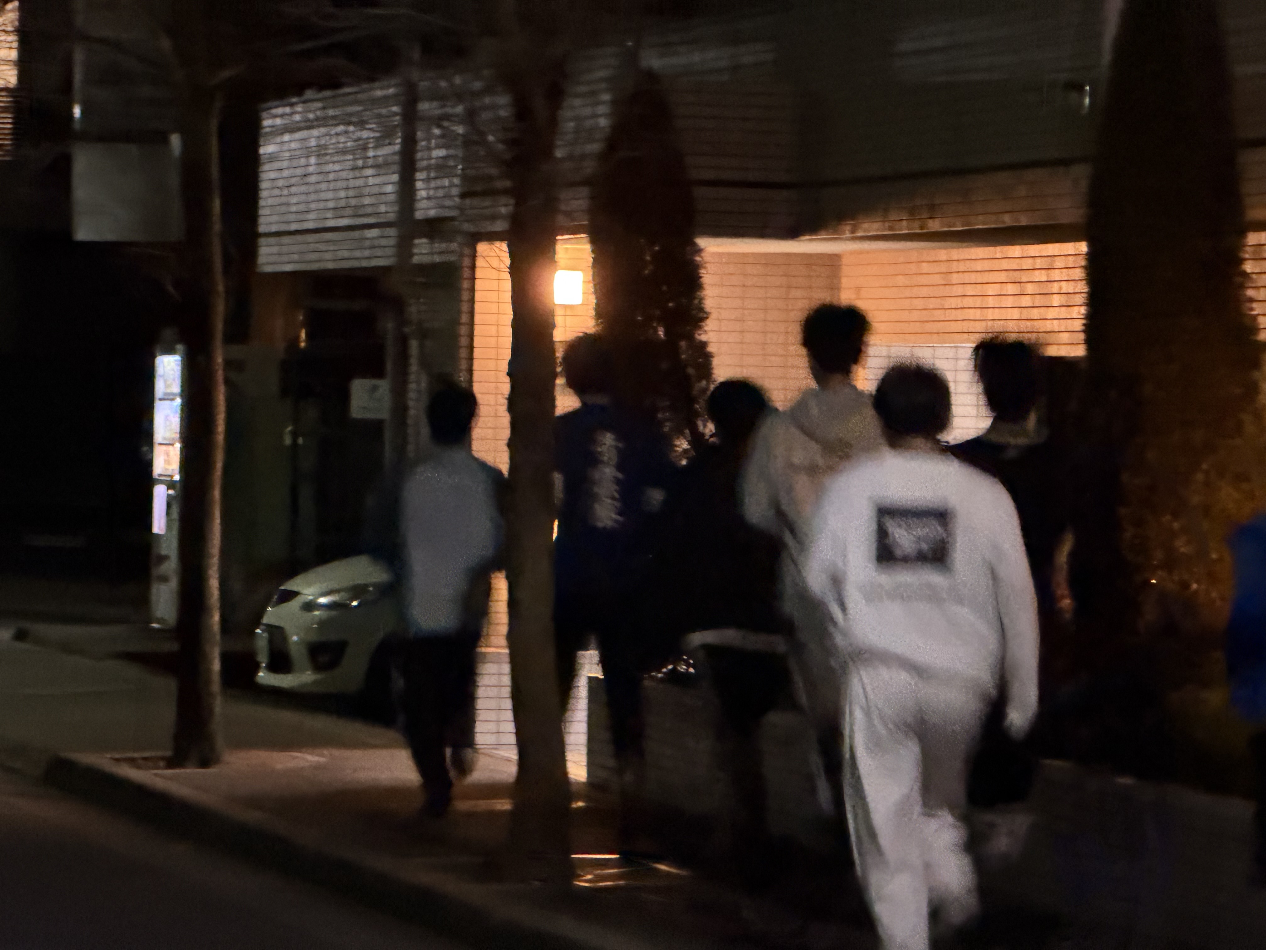 夜の府中の街を走る寮生たち