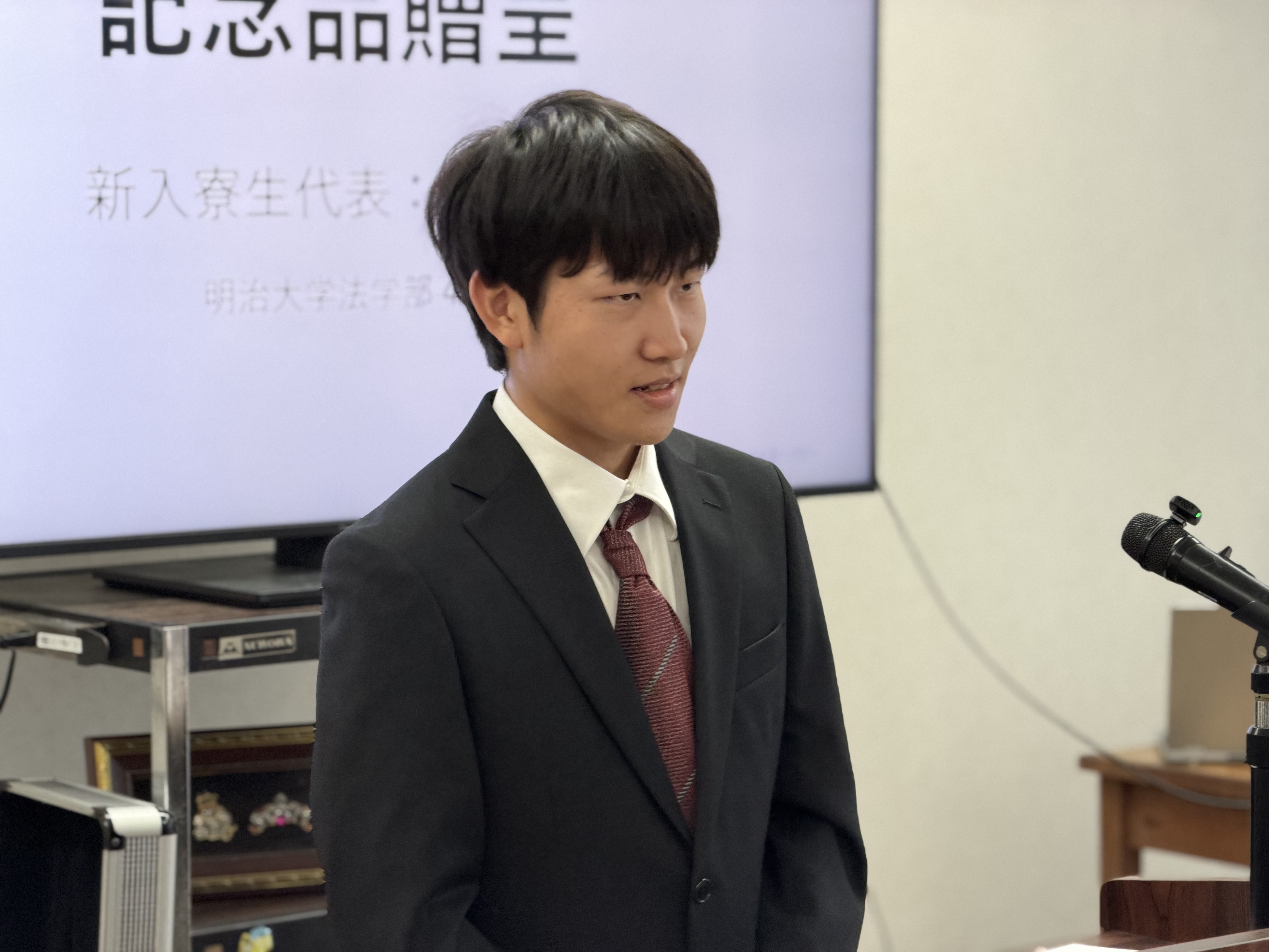 新入寮生代表が挨拶を述べる様子