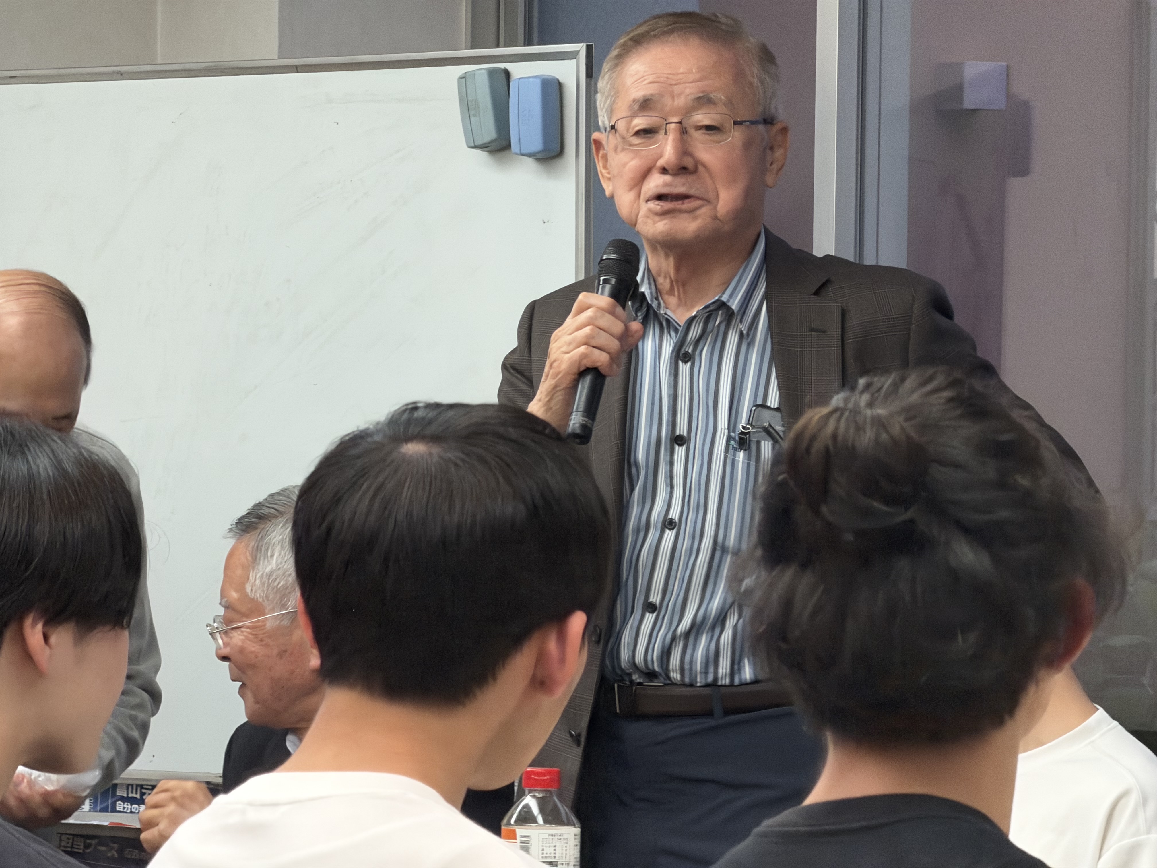 吉森照夫様が新入寮生に向けて挨拶される様子