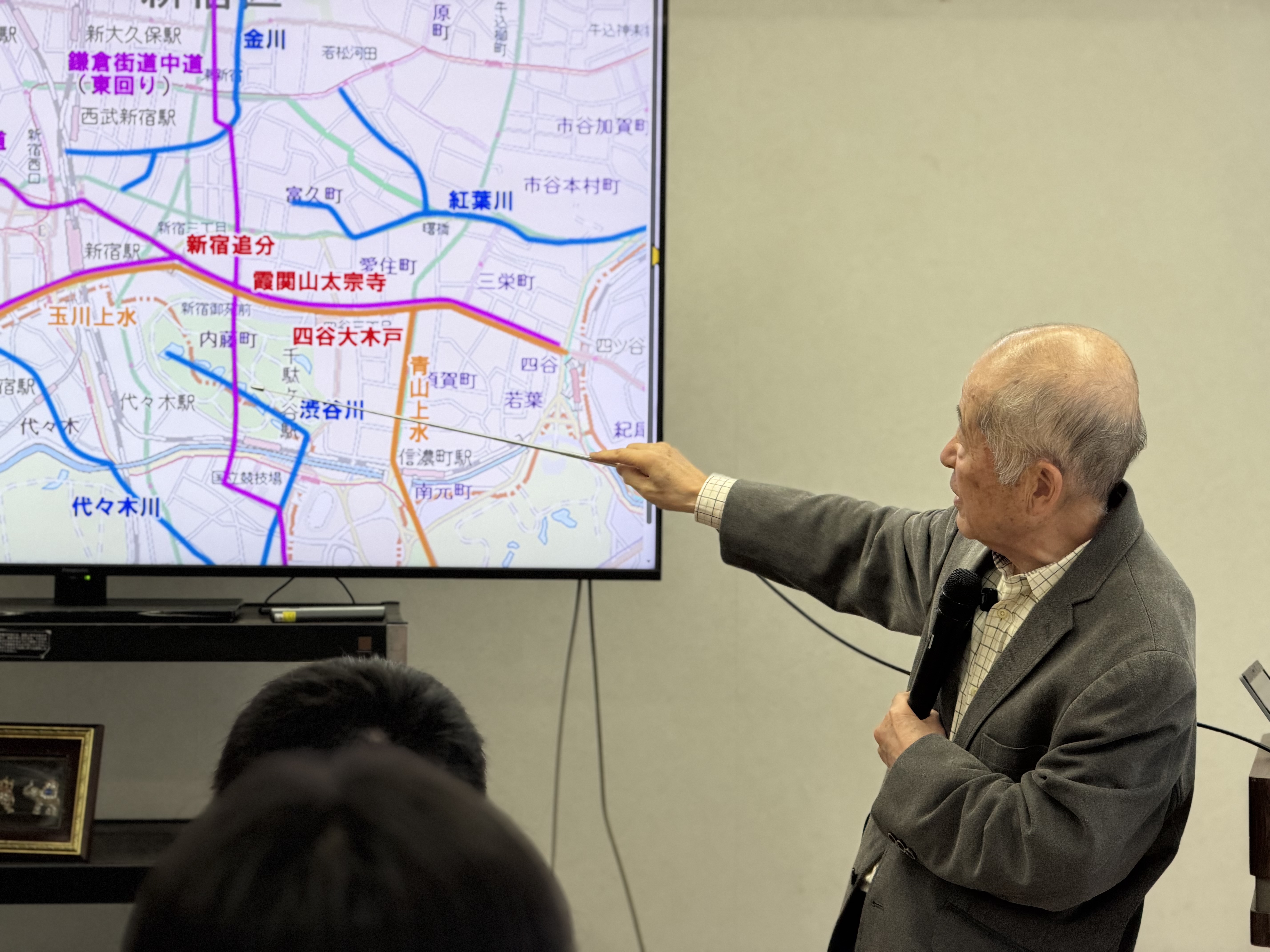 新宿周辺の川と街道の重なりを示しながら講演する笹倉信行先生