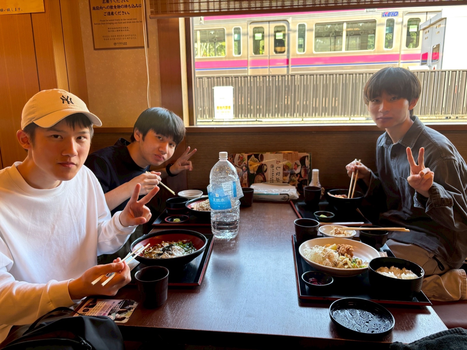 京王高尾山温泉 極楽湯で昼食を囲む寮生の様子