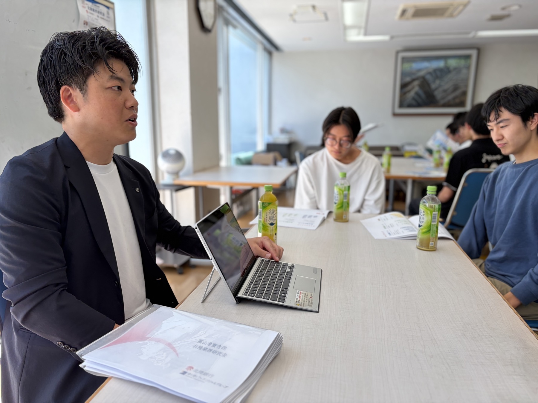 北陸銀行の担当者が寮生に向けて銀行業務を説明する様子