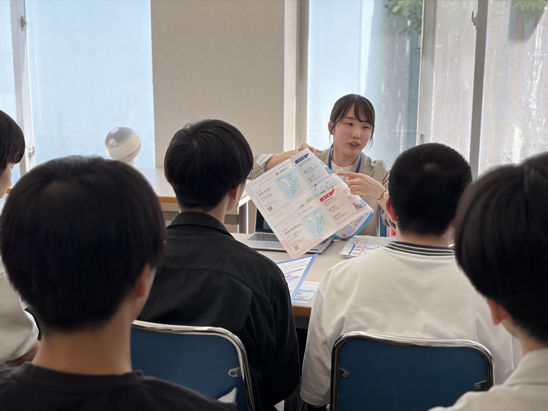 北陸電力の担当者が採用パンフレットを示しながら説明する様子