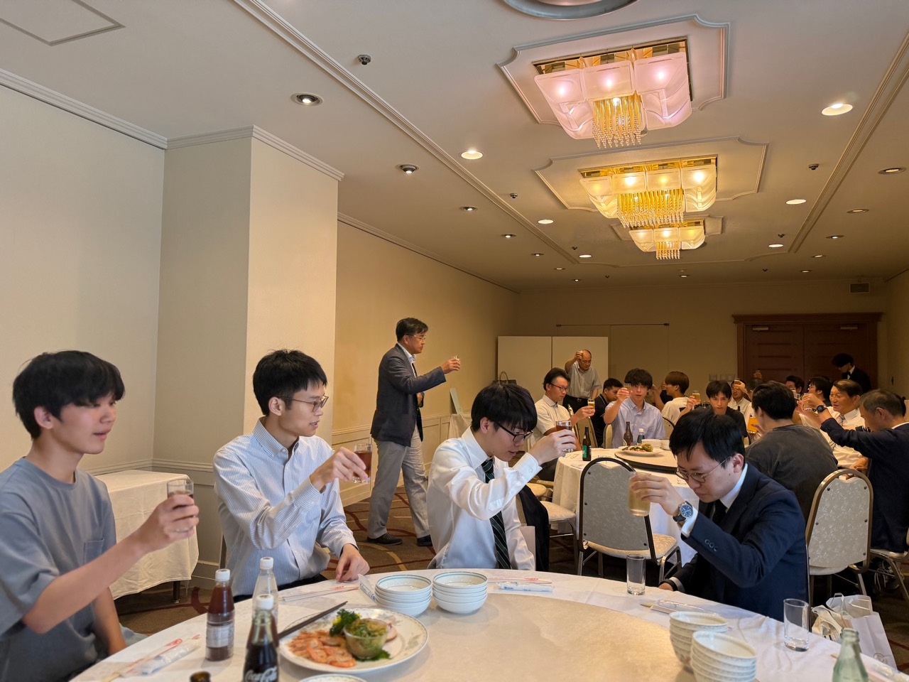 ホテルグランテラス富山の会場で乾杯する在寮生とOB