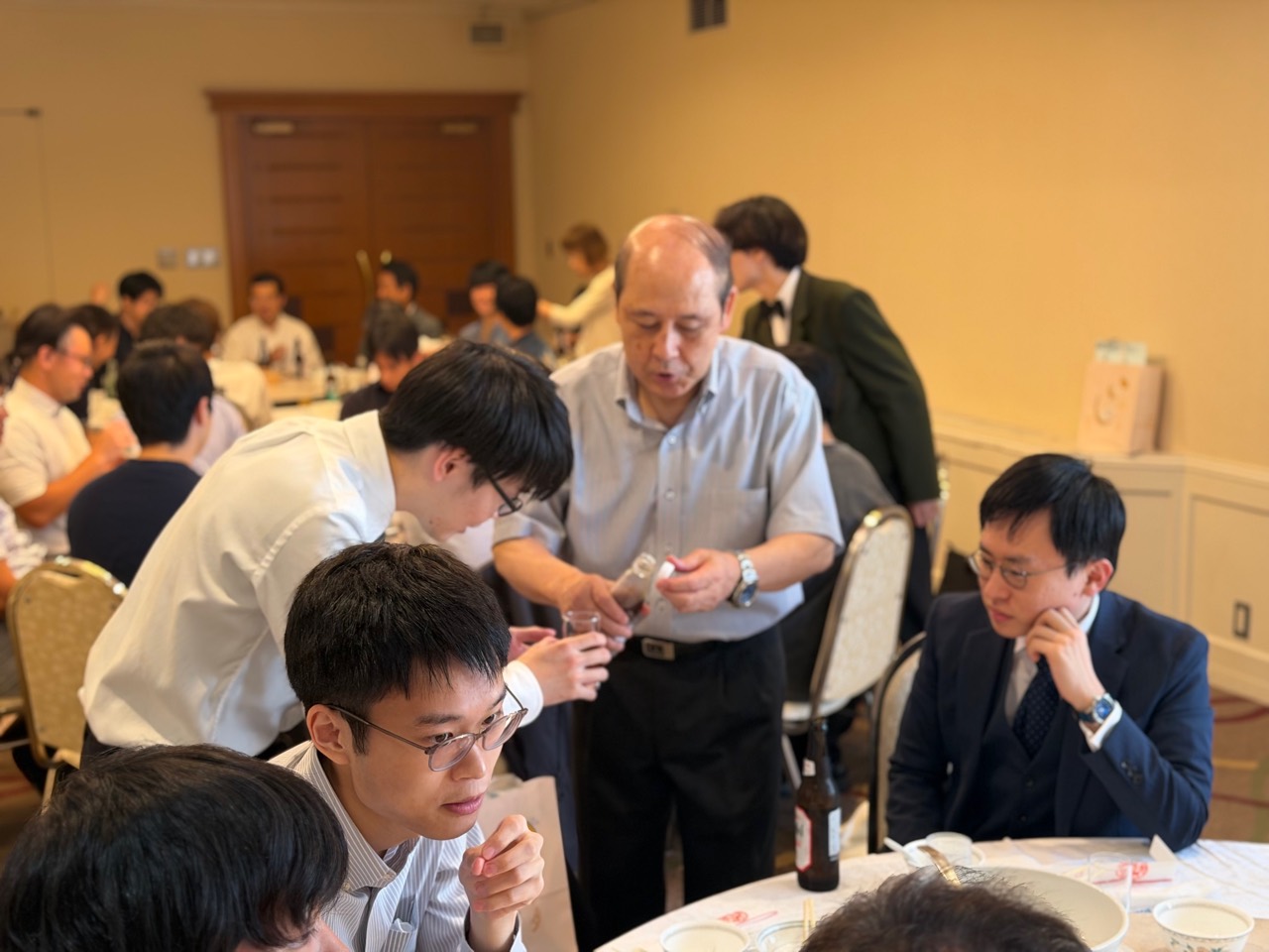 食卓を囲んで会話を交わす在寮生とOB